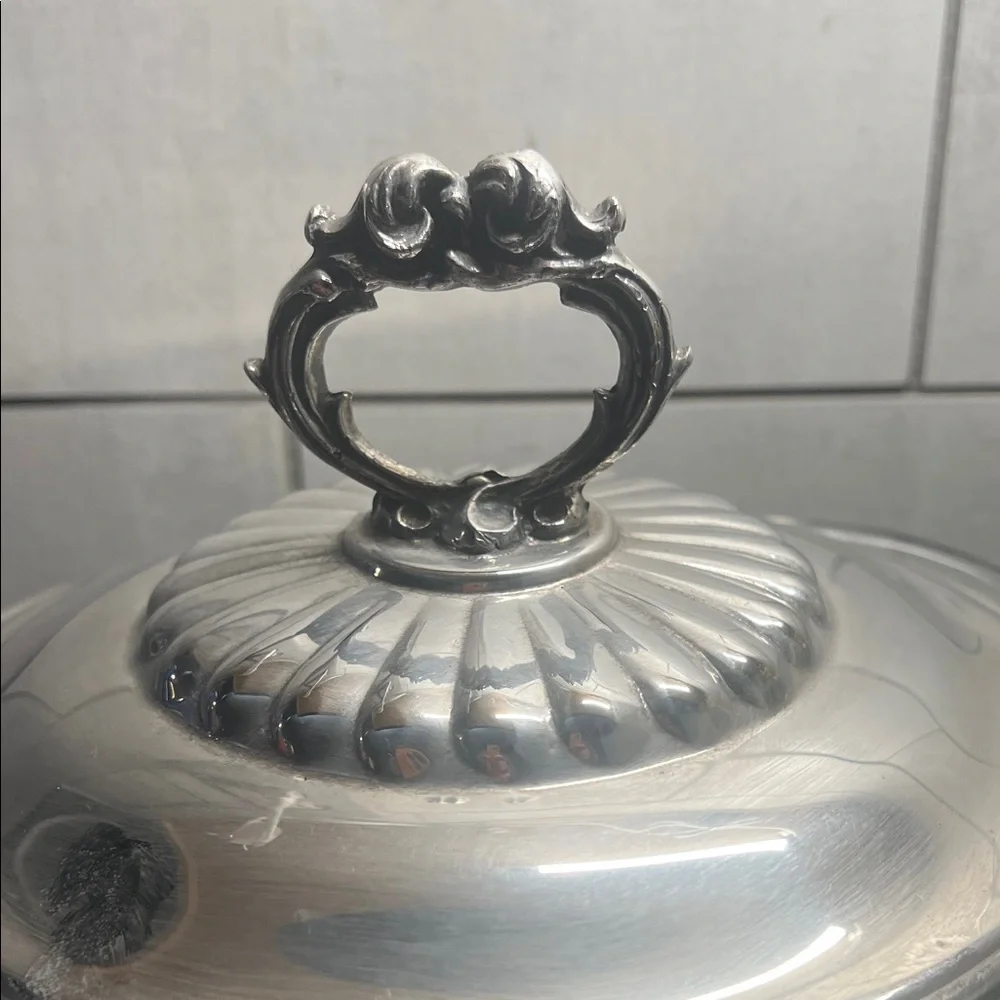 Silver serving dish with clear Pyrex bowl insert with Lid. Exc condition